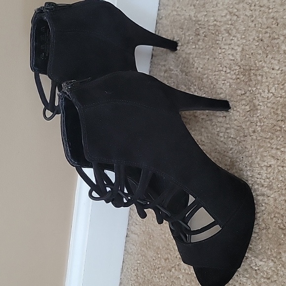 Fergalicious Black Women's Heels - Picture 4 of 6